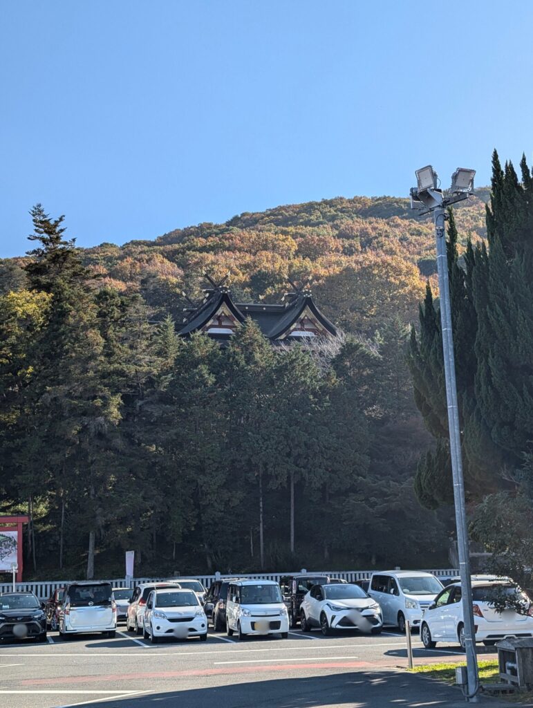 駐車場から見る拝殿