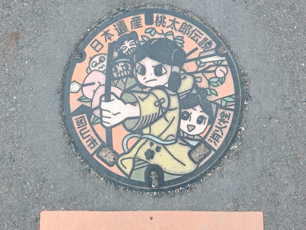 桃太郎伝説デザインの消火栓鉄蓋
