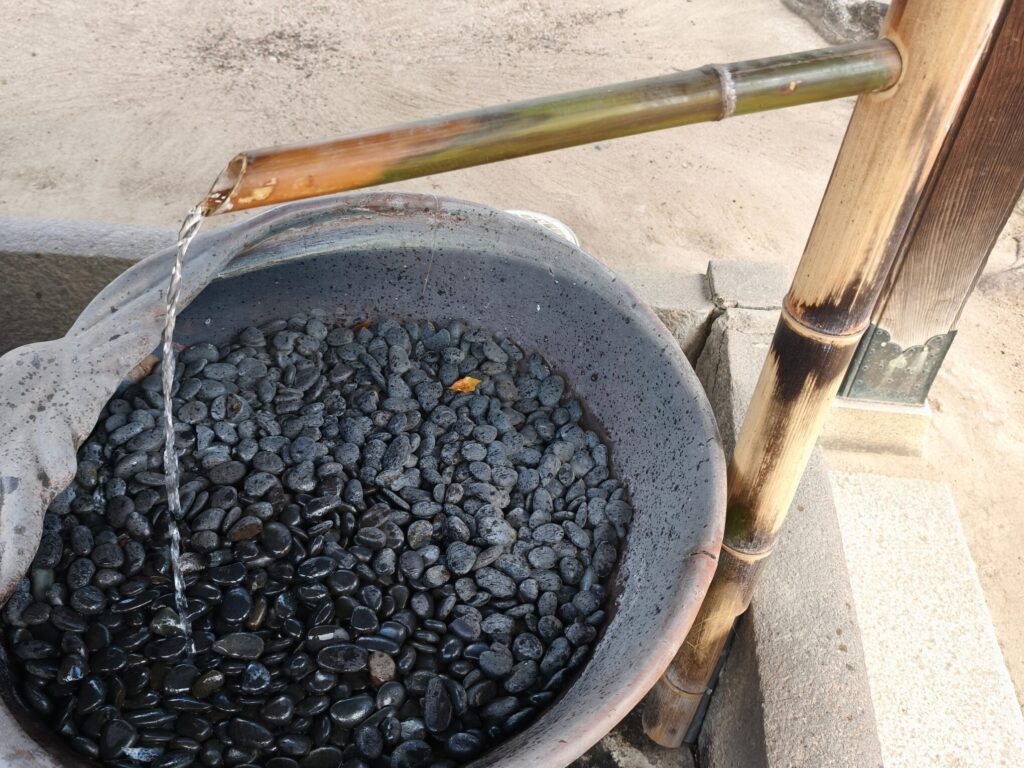 蛤形の手水鉢のアップ