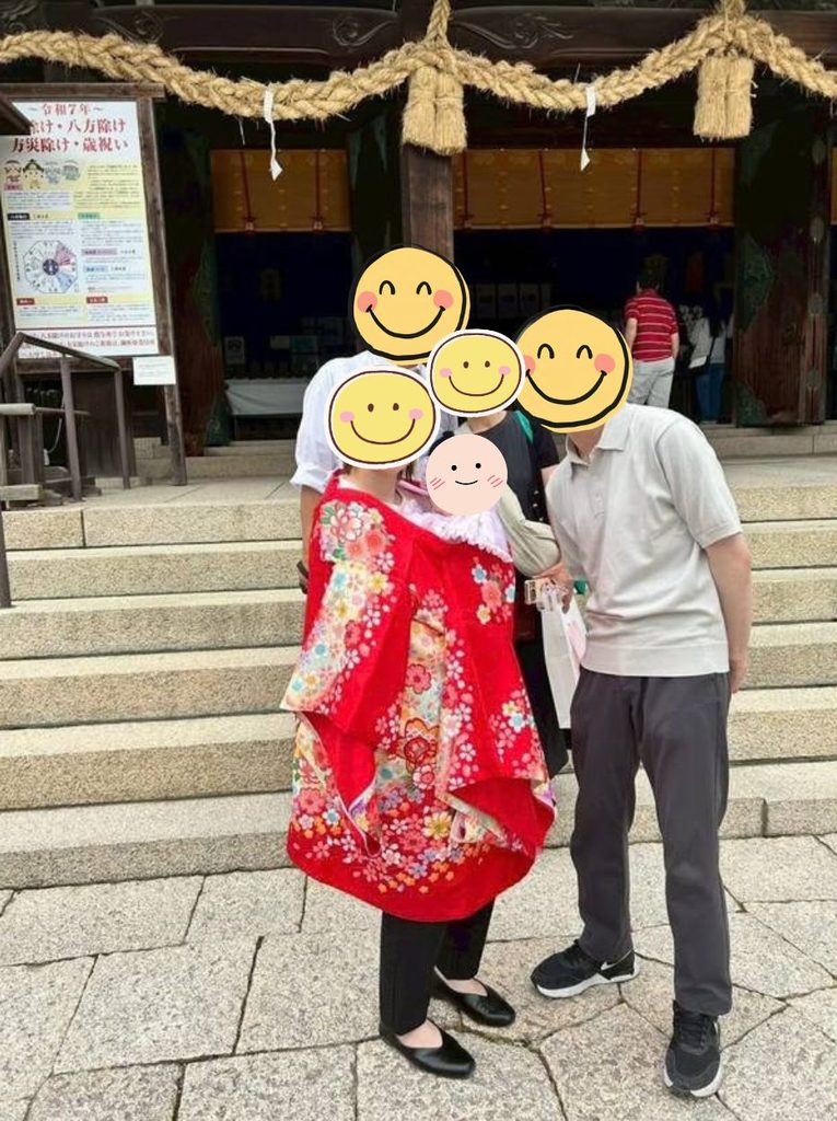 吉備津彦神社 拝殿前で撮った初宮詣の家族写真