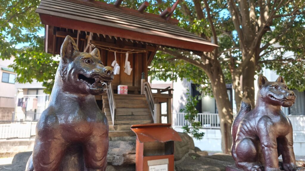 木野山神社オオカミ像