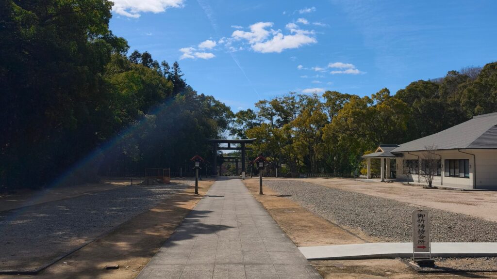 岡山護国神社参道