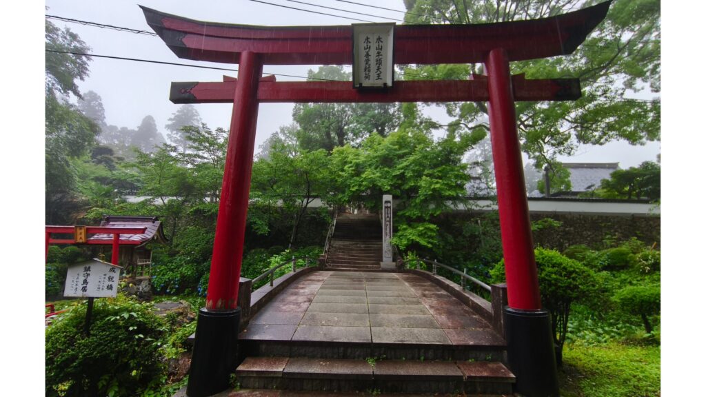 木山寺の山門へ続く道と弁天池