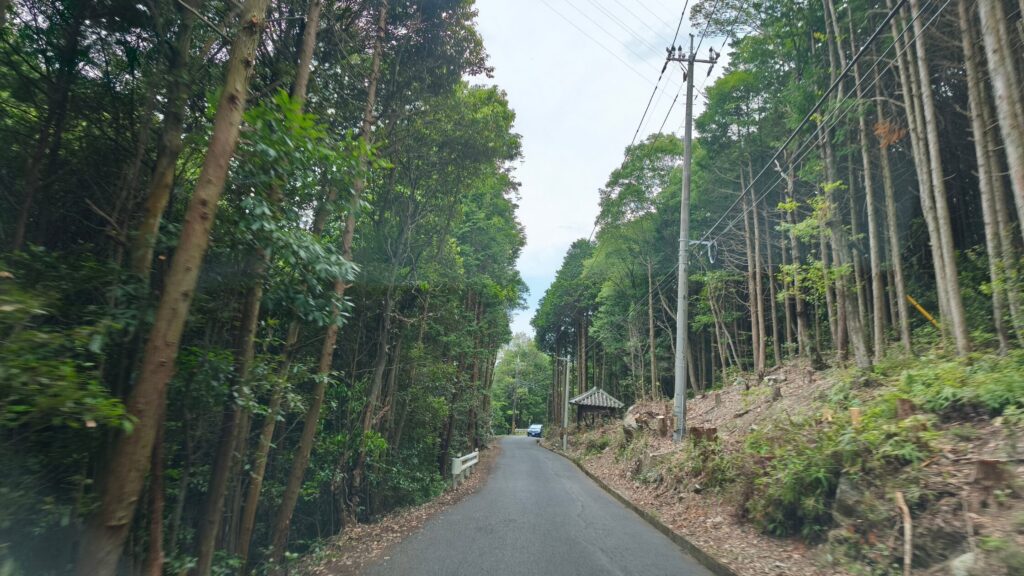 西法院 へ向かう細い道