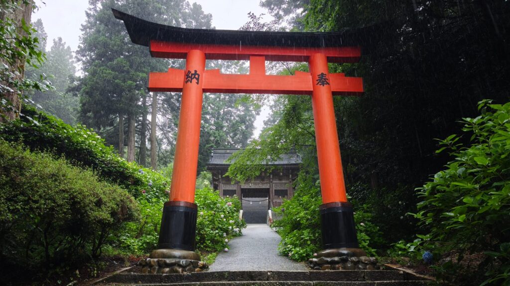 雨に濡れた木山神社の朱色の鳥居