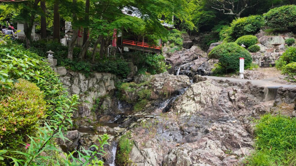 西法院 谷川と弁天堂
