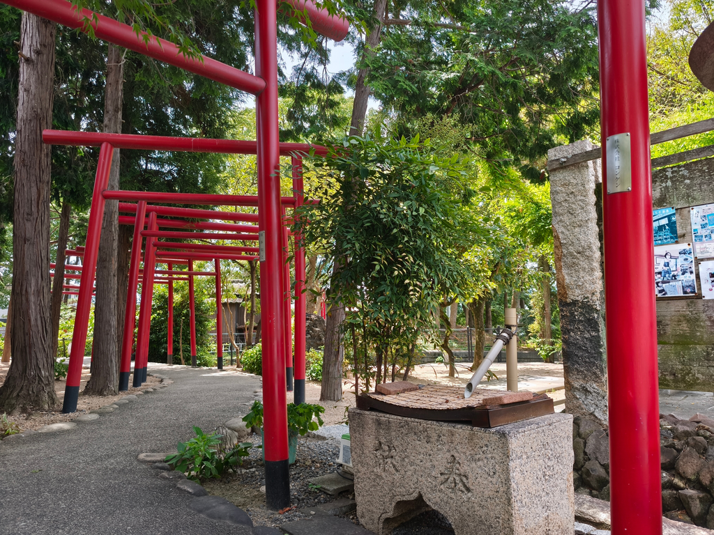 藤田神社 赤い鳥居が続く参道