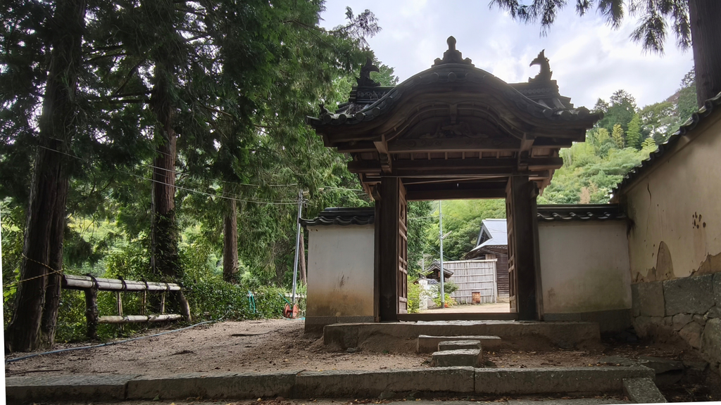 金山寺 客殿の唐破風の門